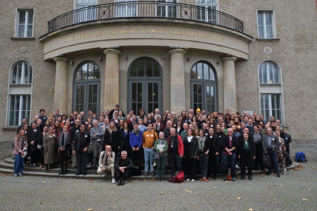 Gruppenfoto der Sammlungstagung 2025 in Berlin, Foto: Frederike Nolte